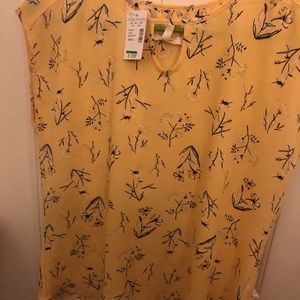 Size small Maurice’s top, yellow with flowers